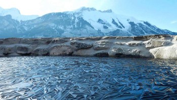  Ketika air danau membeku karena suhu sangat dingin. Foto: Bored Panda