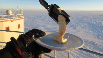 Ini yang terjadi pada makanan di Antartika saat suhu minus 70 derajat Celcius. Foto: Bored Panda