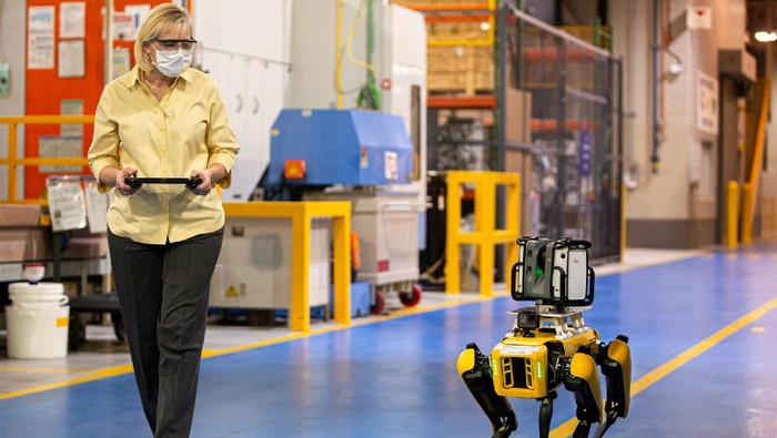 Ford meminjam robot anjing pintar untuk memindai gambar 3D pabriknya.