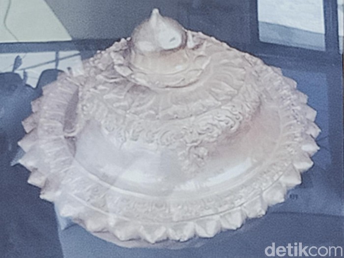 Foto benda-benda emas yang ditemukan di Klaten pada 1990.