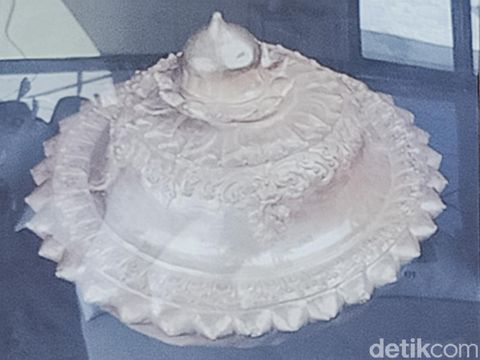 Foto benda-benda emas yang ditemukan di Klaten pada 1990.