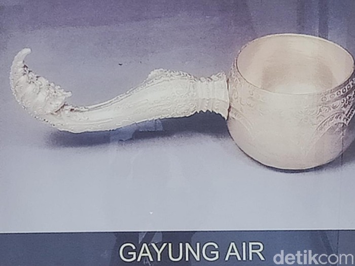 Foto benda-benda emas yang ditemukan di Klaten pada 1990.