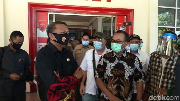 Gubernur Sulsel Nurdin Abdullah bersama Dewan Pembina YOSS Andi Ilhamsyah Mattalatta bertemu di Stadion Mattoanging (Hermawan-detikcom).