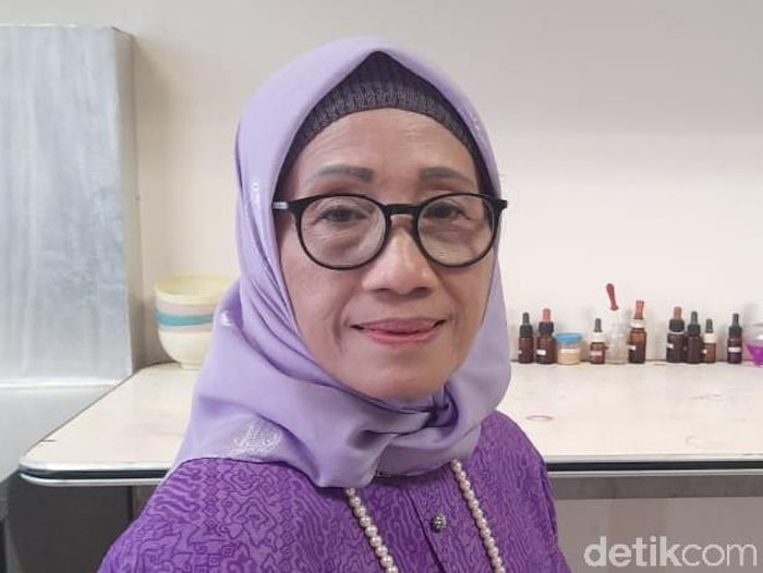 Guru Besar Departemen Farmakognosi dan Fitokimia Fakultas Farmasi Universitas Airlangga (FF Unair) Prof Dr Mangestuti MS Apt