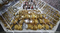 Sementara, jika detikers sudah berinvestasi emas sejak 5 tahun lalu, atau tepatnya sejak tahun 2015, dengan harga emas antam Rp 547.000/gram dan harga buyback Rp 468.000/gram, maka keuntungan yang diperoleh jika menjual emas hari ini ialah Rp 442.000 atau 94%. Agung Mardika/detikcom  
