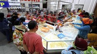 Suasana aktivitas jual beli emas di toko Mahkota Coyudan, Surakarta, Jawa Tengah. 