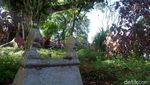 Hii.. Siswa SMP Ini Terpaksa Belajar di Makam