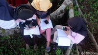 Salah satunya dilakukan Dian Ferawati. Siswi kelas IX SMP Negeri 2 Karangkobar ini menuturkan jika di rumahnya tidak bisa menjangkau sinyal internet. Sehingga, ia bersama teman-temannya terpaksa belajar dan mengerjakan tugas di makam.