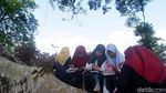 Hii.. Siswa SMP Ini Terpaksa Belajar di Makam