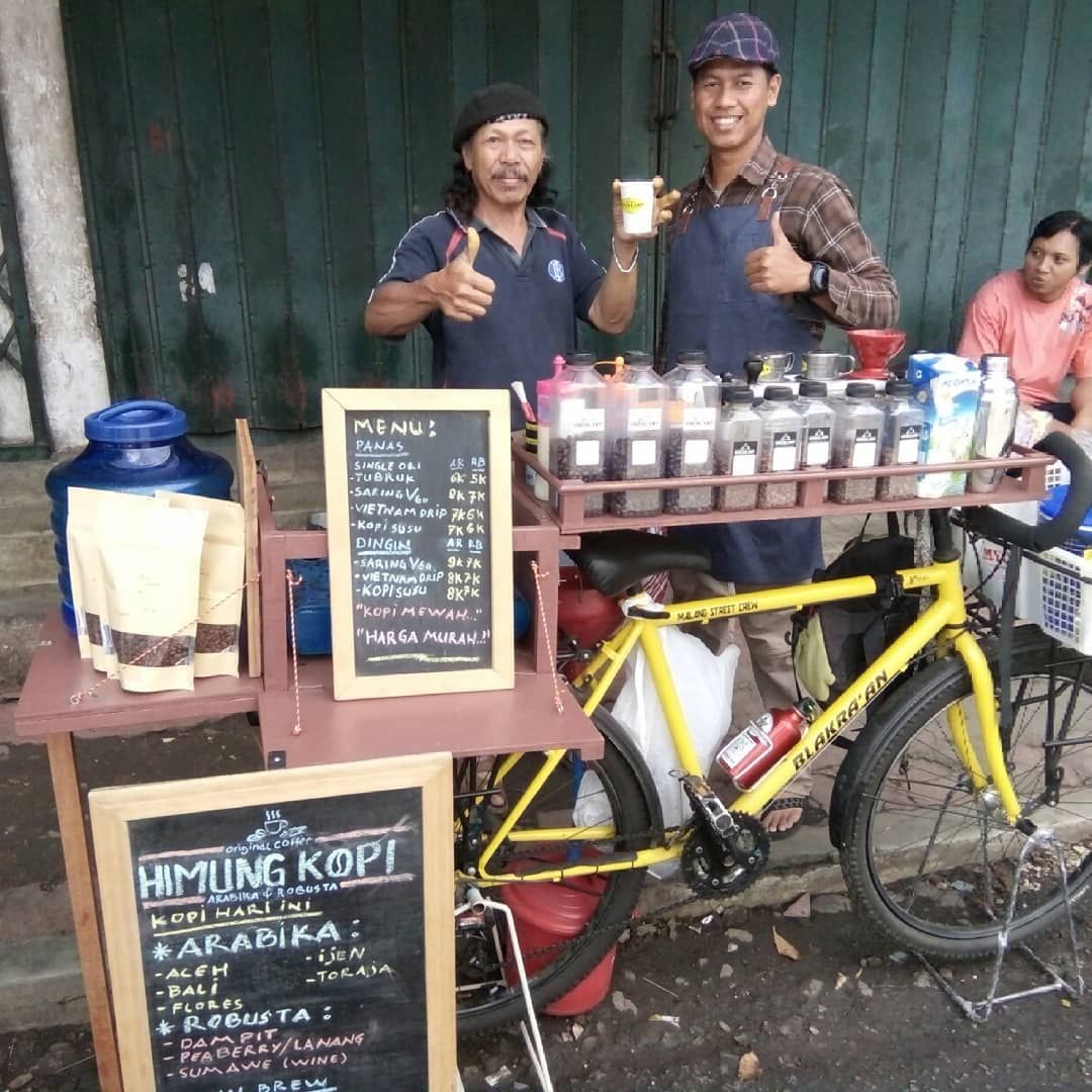 Modal Sepeda Kuning Pria Ini Racik Kopi Mirip Barista Kafe 1480