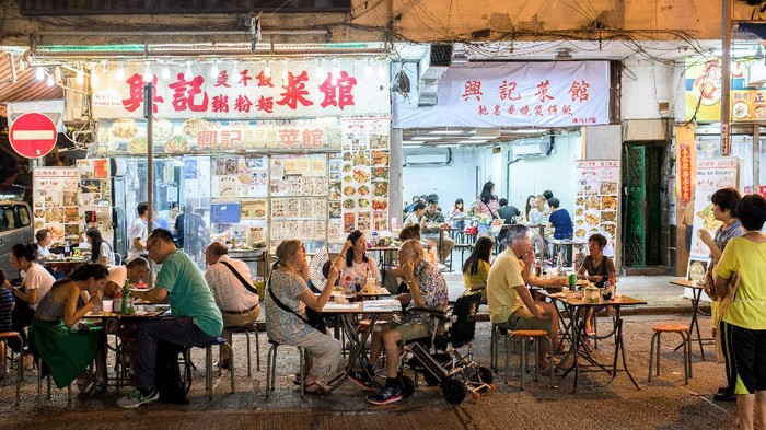 Hong Kong Larang Makan di Restoran