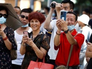 Diplomat AS Tinggalkan Konsulat di Chengdu, Warga China Foto-foto