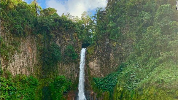 Luas kawasan hutan hujan tropis di Kosta Rika berkurang setengah hingga sepertiga pada tahun 1987. Segera setelah titik terendah di masa ini, pemerintah mengambil serangkaian tindakan radikal untuk mengubah negara itu kembali menjadi surga alami. Pada tahun 1996, adalah hal ilegal melakukan penebangan hutan tanpa izin dari pihak berwenang dan pada tahun berikutnya pemerintah memperkenalkan PES (payments for ecosystem services). Luas kawasan hutan hujan tropis di Kosta Rika berkurang setengah hingga sepertiga pada tahun 1987. Segera setelah titik terendah di masa ini, pemerintah mengambil serangkaian tindakan radikal untuk mengubah negara itu kembali menjadi surga alami. Pada tahun 1996, adalah hal ilegal melakukan penebangan hutan tanpa izin dari pihak berwenang dan pada tahun berikutnya pemerintah memperkenalkan PES (payments for ecosystem services).