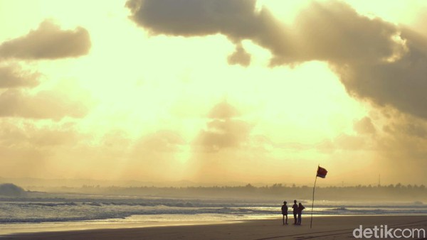 Menjelang musim kemarau boleh jadi merupakan saat yang tepat untuk berlibur ke pantai. Langit terlihat lebih cerah. Suasana petang menjelang matahari terbenam terasa lebih dramatis. Menjelang musim kemarau boleh jadi merupakan saat yang tepat untuk berlibur ke pantai. Langit terlihat lebih cerah. Suasana petang menjelang matahari terbenam terasa lebih dramatis.