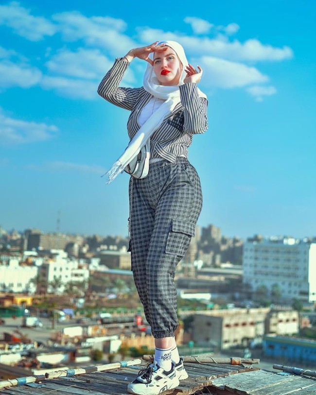 Influencer mesir berhijab Haneen Hossam dan empat wanita lainnya kini tengah tersandung kasus hukum karena TikTok. Haneen dan empat orang lainnya akan dipenjara dua tahun dan didenda sebanyak US$ 19 ribu atau sekitar Rp 277 juta.  Foto: dok. Instagram