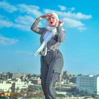 Influencer mesir berhijab Haneen Hossam dan empat wanita lainnya kini tengah tersandung kasus hukum karena TikTok. Haneen dan empat orang lainnya akan dipenjara dua tahun dan didenda sebanyak US$ 19 ribu atau sekitar Rp 277 juta.  Foto: dok. Instagram