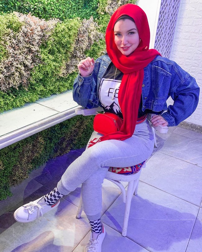 Tak hanya itu, menurut pengadilan hijabers cantik itu juga mendorong para wanita muda untuk bertemu pria lewat aplikasi video tersebut.  Foto: dok. Instagram