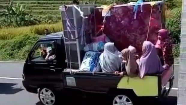 Iring-iringan mobil membawa barang seserahan bak sultan di Batang, Selasa (28/7/2020).