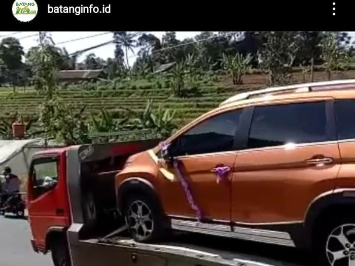 Iring-iringan mobil membawa barang seserahan bak sultan di Batang, Selasa (28/7/2020).