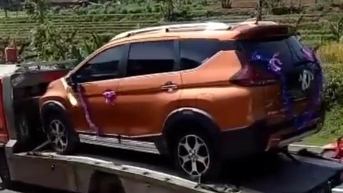 Iring-iringan mobil membawa barang seserahan bak sultan di Batang, Selasa (28/7/2020).