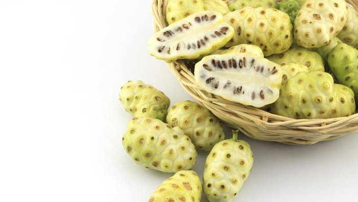 13 Manfaat Mengkudu untuk Kesehatan, Buah Hijau Kaya Khasiat