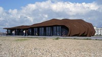 Melipir ke West Sussex di Inggris ada East Beach Cafe yang punya bentuk bangunan unik di pesisir pantai. Pengunjung bisa menikmati secangkir kopi sambil melihat deburan ombak. Foto: Design Curial