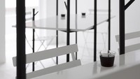 Jepang memang gudangnya kafe kekinian yang unik. Selain di Gifu, ada juga Kafe Ki di Tokyo dengan konsep minimalis serba putih hitam yang tak kalah keren. Foto: Design Curial