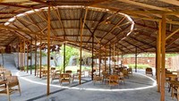 Salvaged Ring Cafe di kota Nha Trang, Vietnam jadi destinasi wisata favorit. Bangunan kafe terbuat dari bahan alami dengan nuansa ukiran kayu yang keren. Foto: Design Curial