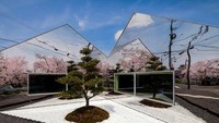 Jalan-jalan ke Gifu di Jepang, ada kafe bernama Mirrors yang bagian depannya dipenuhi oleh kaca cantik besar. Foto: Design Curial