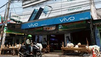 Pedagang menyulap area ruko gerai ponsel menjadi lapak hewan kurban.