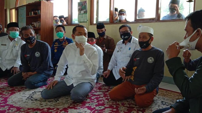 Ketua Komisi X DPR RI Syaiful Huda berdiskusi dengan warga
