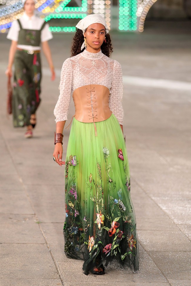 Dior menampilkan busana terbarunya yang mengangkat unsur feminin di koleksi Dior Cruise 2021 dalam fashion show yang digelar di Lecce, Italia. Foto: Vittorio Zunino Celotto/Getty Images.