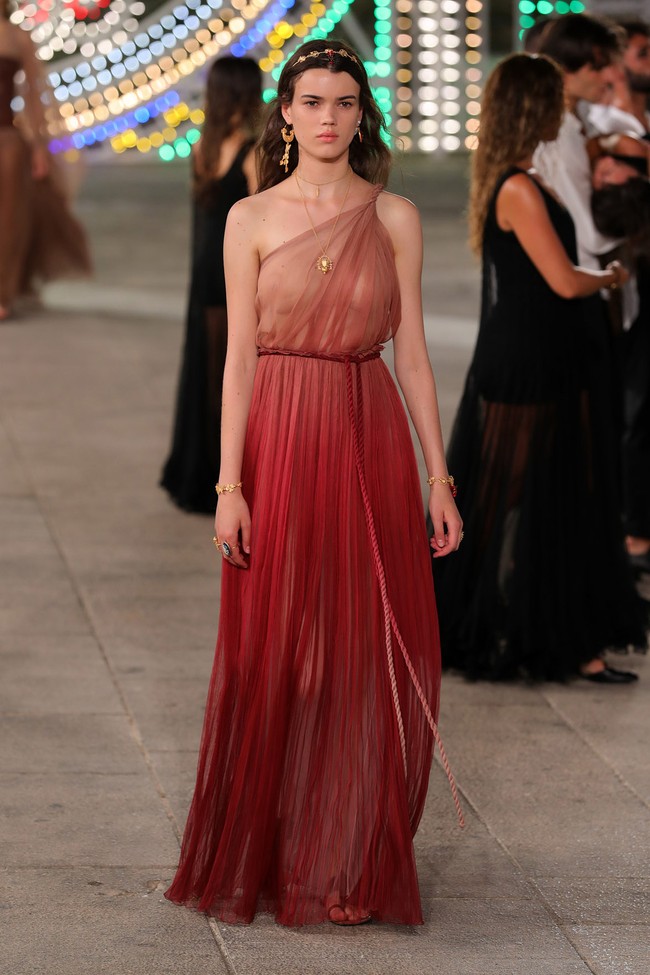 Dior menampilkan busana terbarunya yang mengangkat unsur feminin di koleksi Dior Cruise 2021 dalam fashion show yang digelar di Lecce, Italia. Foto: Vittorio Zunino Celotto/Getty Images.