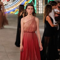 Dior menampilkan busana terbarunya yang mengangkat unsur feminin di koleksi Dior Cruise 2021 dalam fashion show yang digelar di Lecce, Italia. Foto: Vittorio Zunino Celotto/Getty Images.