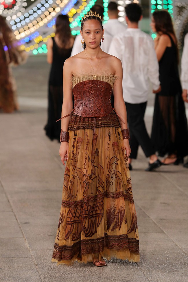 Dior menampilkan busana terbarunya yang mengangkat unsur feminin di koleksi Dior Cruise 2021 dalam fashion show yang digelar di Lecce, Italia. Foto: Vittorio Zunino Celotto/Getty Images.