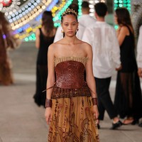 Dior menampilkan busana terbarunya yang mengangkat unsur feminin di koleksi Dior Cruise 2021 dalam fashion show yang digelar di Lecce, Italia. Foto: Vittorio Zunino Celotto/Getty Images.