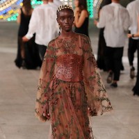 Dior menampilkan busana terbarunya yang mengangkat unsur feminin di koleksi Dior Cruise 2021 dalam fashion show yang digelar di Lecce, Italia. Foto: Vittorio Zunino Celotto/Getty Images.