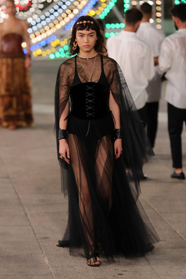 Dior menampilkan busana terbarunya yang mengangkat unsur feminin di koleksi Dior Cruise 2021 dalam fashion show yang digelar di Lecce, Italia. Foto: Vittorio Zunino Celotto/Getty Images.