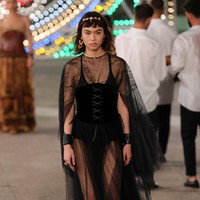 Dior menampilkan busana terbarunya yang mengangkat unsur feminin di koleksi Dior Cruise 2021 dalam fashion show yang digelar di Lecce, Italia. Foto: Vittorio Zunino Celotto/Getty Images.