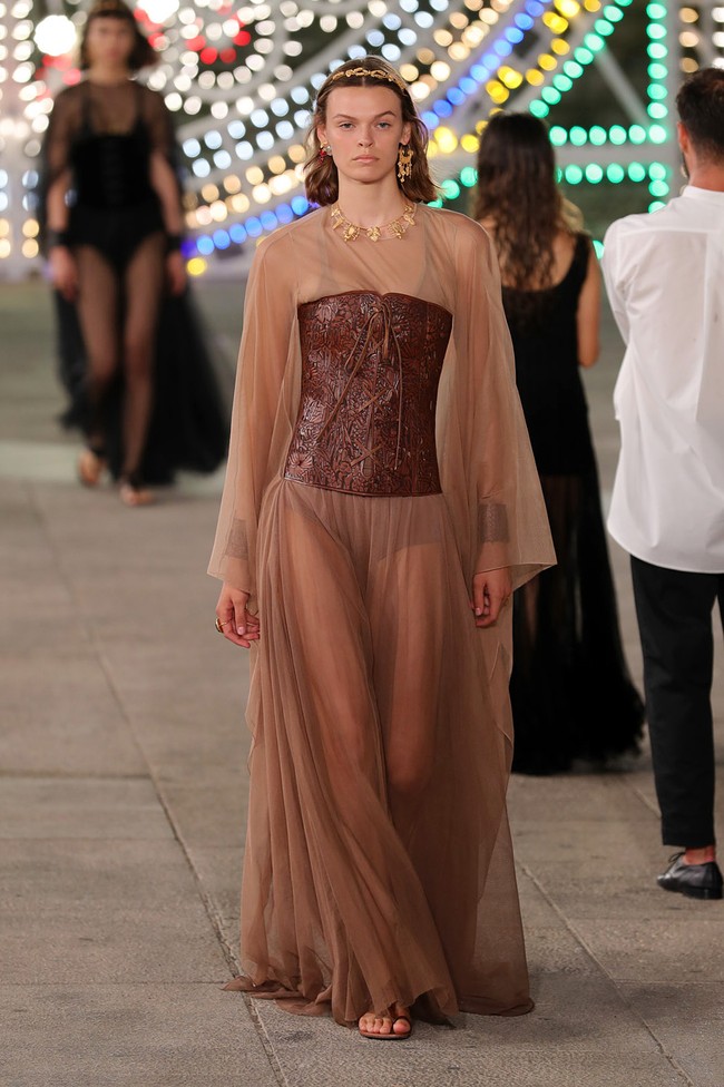 Dior menampilkan busana terbarunya yang mengangkat unsur feminin di koleksi Dior Cruise 2021 dalam fashion show yang digelar di Lecce, Italia. Foto: Vittorio Zunino Celotto/Getty Images.