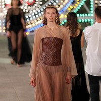 Dior menampilkan busana terbarunya yang mengangkat unsur feminin di koleksi Dior Cruise 2021 dalam fashion show yang digelar di Lecce, Italia. Foto: Vittorio Zunino Celotto/Getty Images.