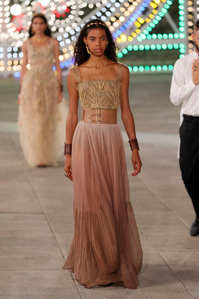 Dior menampilkan busana terbarunya yang mengangkat unsur feminin di koleksi Dior Cruise 2021 dalam fashion show yang digelar di Lecce, Italia. Foto: Vittorio Zunino Celotto/Getty Images.