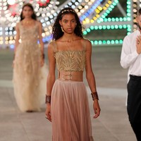 Dior menampilkan busana terbarunya yang mengangkat unsur feminin di koleksi Dior Cruise 2021 dalam fashion show yang digelar di Lecce, Italia. Foto: Vittorio Zunino Celotto/Getty Images.