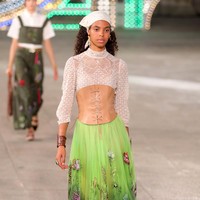 Dior menampilkan busana terbarunya yang mengangkat unsur feminin di koleksi Dior Cruise 2021 dalam fashion show yang digelar di Lecce, Italia. Foto: Vittorio Zunino Celotto/Getty Images.