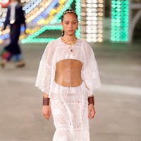 Dior menampilkan busana terbarunya yang mengangkat unsur feminin di koleksi Dior Cruise 2021 dalam fashion show yang digelar di Lecce, Italia. Foto: Vittorio Zunino Celotto/Getty Images.