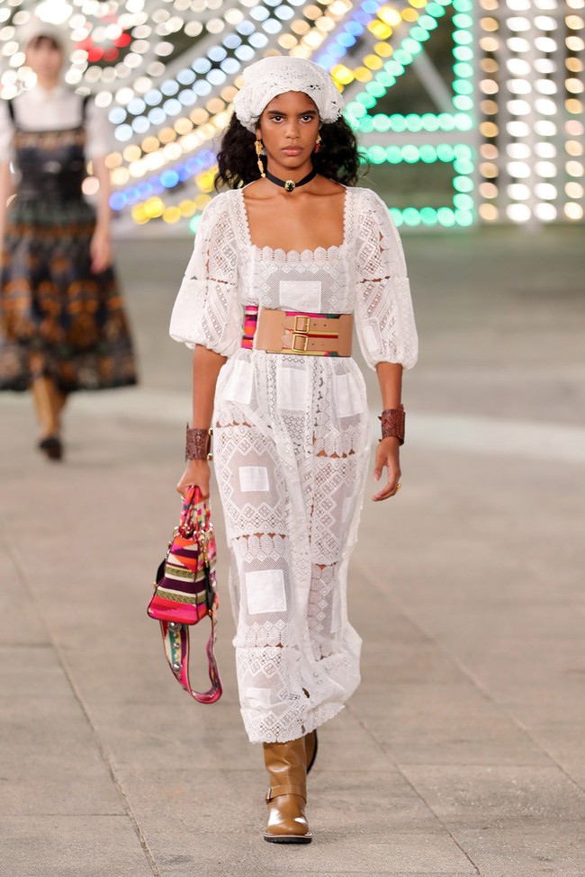 Dior menampilkan busana terbarunya yang mengangkat unsur feminin di koleksi Dior Cruise 2021 dalam fashion show yang digelar di Lecce, Italia. Foto: Vittorio Zunino Celotto/Getty Images.