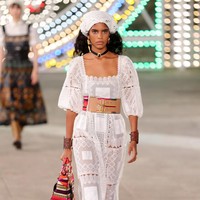 Dior menampilkan busana terbarunya yang mengangkat unsur feminin di koleksi Dior Cruise 2021 dalam fashion show yang digelar di Lecce, Italia. Foto: Vittorio Zunino Celotto/Getty Images.