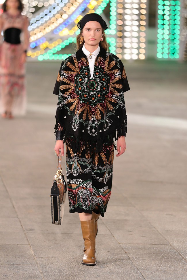 Dior menampilkan busana terbarunya yang mengangkat unsur feminin di koleksi Dior Cruise 2021 dalam fashion show yang digelar di Lecce, Italia. Foto: Vittorio Zunino Celotto/Getty Images.