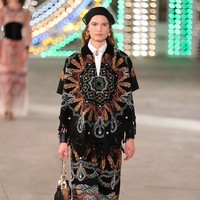 Dior menampilkan busana terbarunya yang mengangkat unsur feminin di koleksi Dior Cruise 2021 dalam fashion show yang digelar di Lecce, Italia. Foto: Vittorio Zunino Celotto/Getty Images.