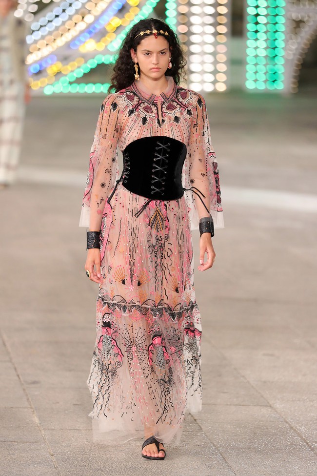 Dior menampilkan busana terbarunya yang mengangkat unsur feminin di koleksi Dior Cruise 2021 dalam fashion show yang digelar di Lecce, Italia. Foto: Vittorio Zunino Celotto/Getty Images.